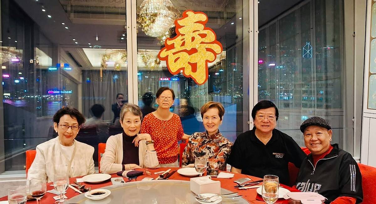 80岁香港资深女星罕见回港庆生,保养得宜,七公主结义超60年 - 2
