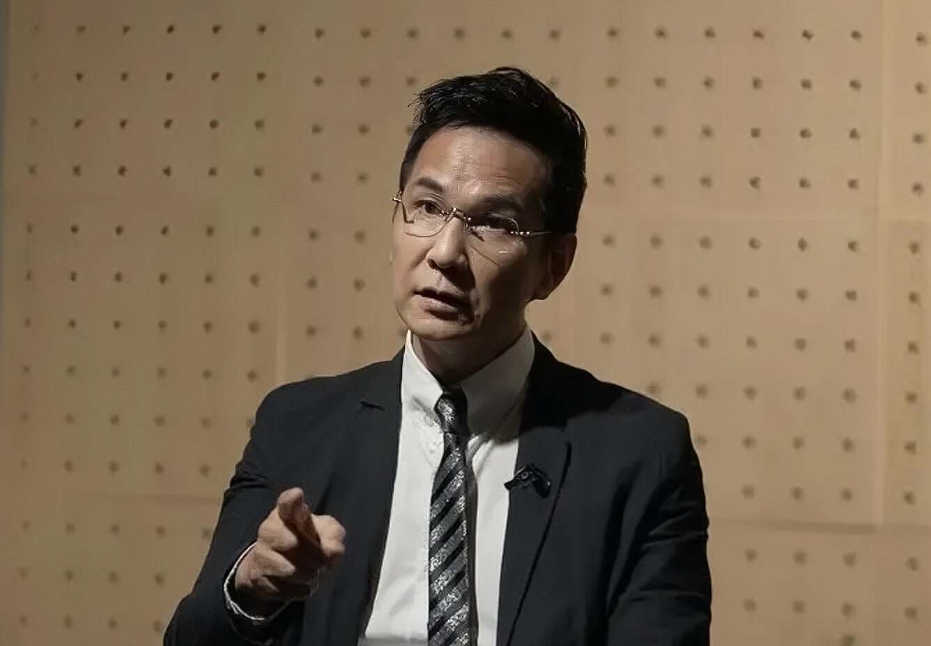 突发！香港知名演员自曝靠喝尿治疗抑郁症，婚后和妻子坚持丁克 - 3