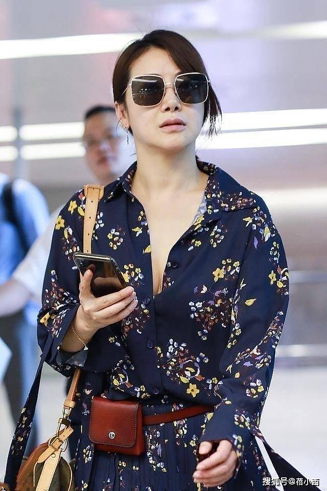 闫妮真有魅力,穿白T恤配卡其八分裤时髦减龄,中年女性穿搭范本 - 6
