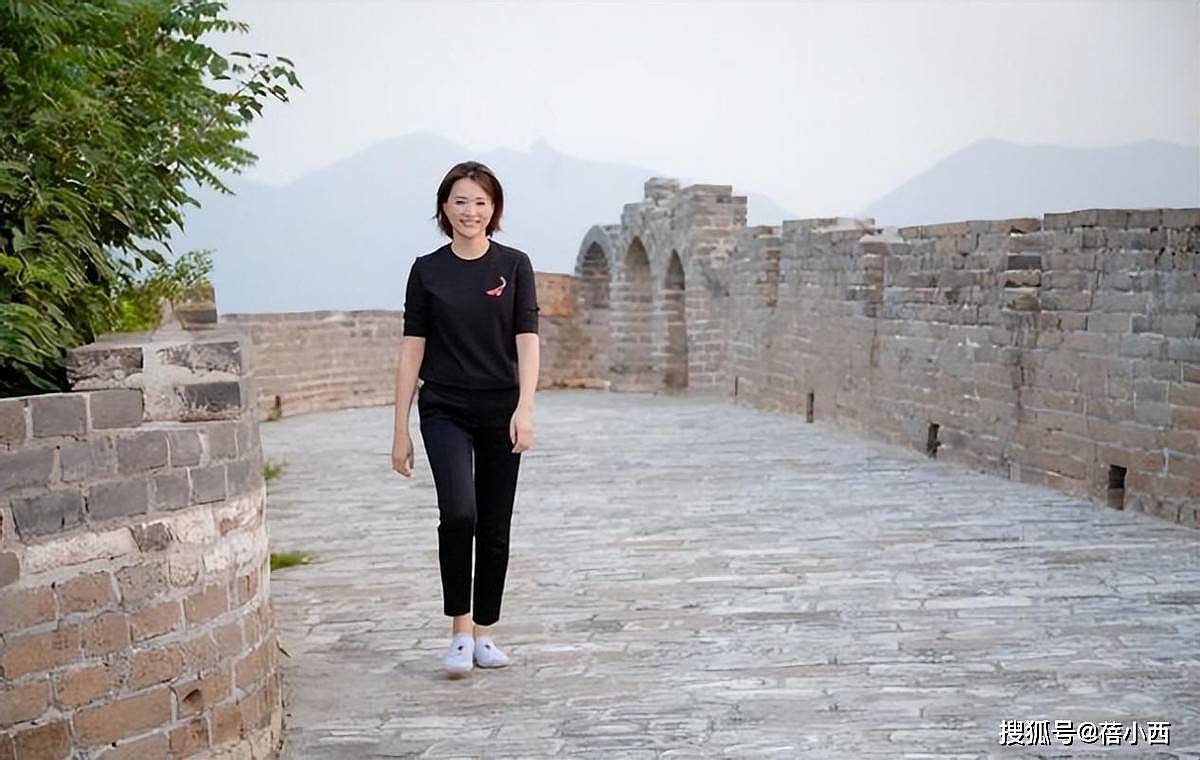 “董卿”去爬长城也穿得这么时髦！黑色T恤+九分裤，小白鞋真减龄 - 5