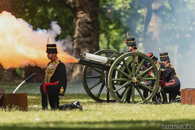 图说：英国皇家骑兵炮兵团鸣放礼炮41响 庆祝王后卡米拉78岁生日 - 14