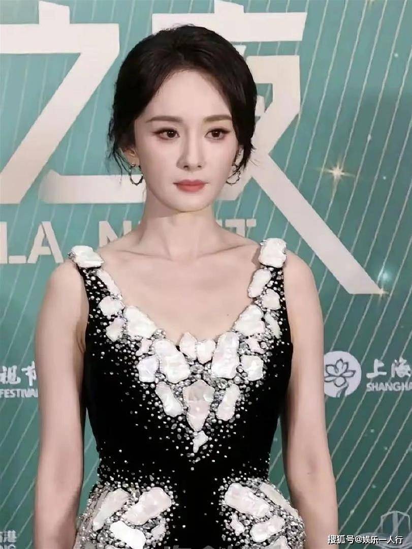 当年被宋丹丹劝“长这样别演了”的杨紫，拿了白玉兰视后第一句喊爸妈 - 20
