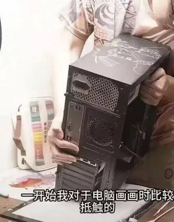 女生街边练习一字马又玩出新高度，这都变成P字马了不会受伤吗? - 7