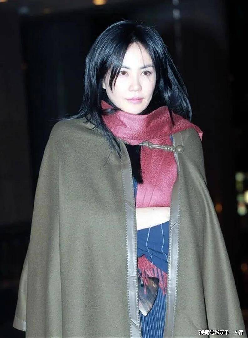 陪谢霆锋跑西安演唱会，王菲这身“无人问津”的宽T，终于暴露了她的穿衣底线 - 1