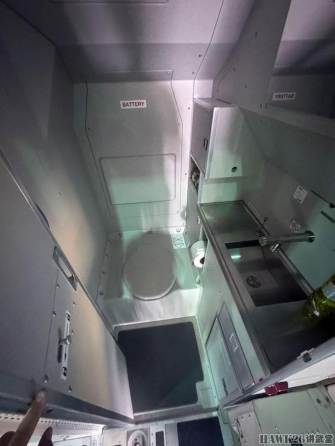 捷克空军举行首架C-390运输机接收仪式 走进驾驶舱 观看内部设备 - 19