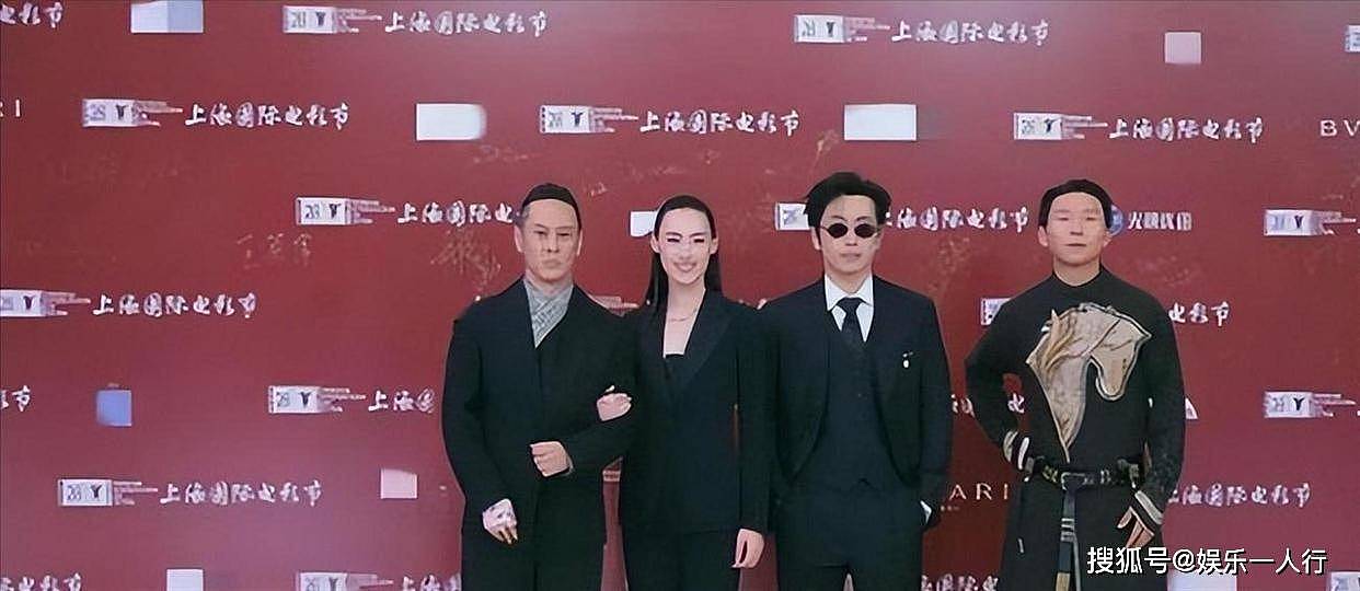 37岁梁洛施挽马浴柯走红毯:分手李泽楷15年,马浴柯左手戒指抢镜,她全程笑不拉满但没松过手 - 4