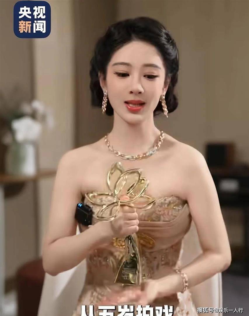 当年被宋丹丹劝“长这样别演了”的杨紫，拿了白玉兰视后第一句喊爸妈 - 12