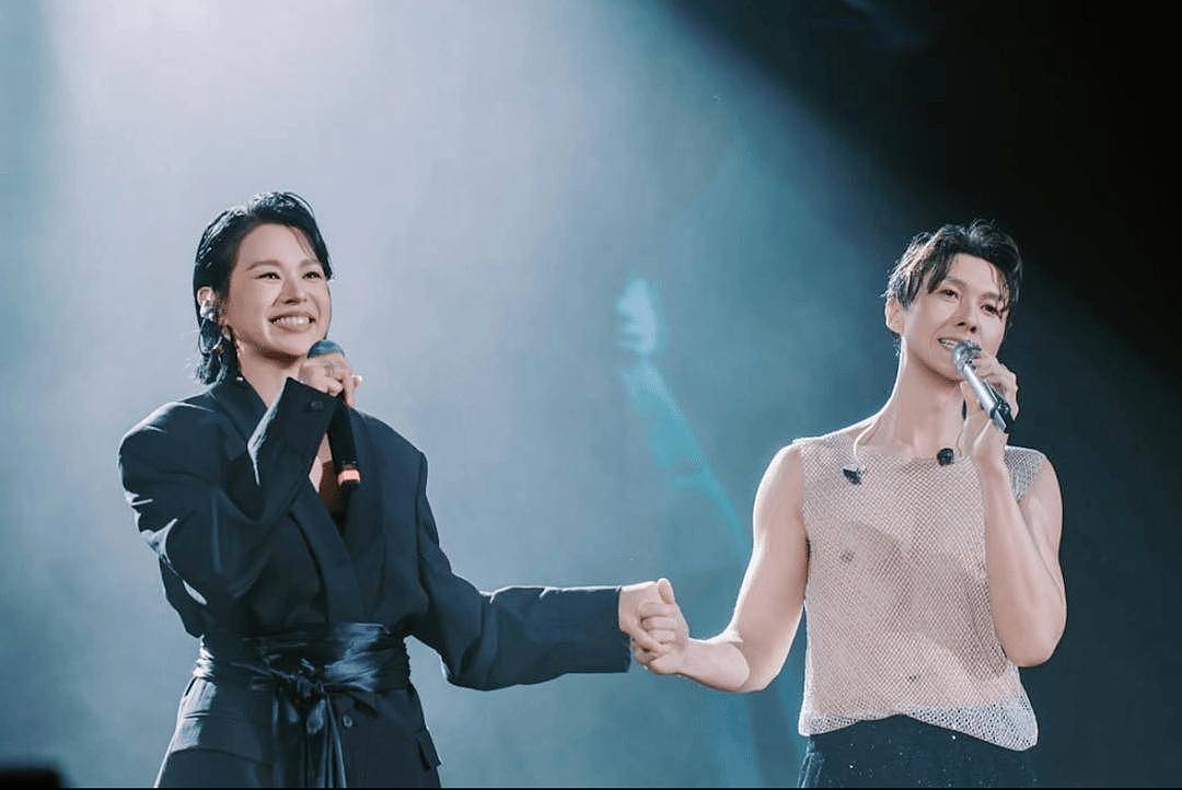 王浩信开演唱会牵手胡杏儿！当众解释两人关系！直言非常感激女方 - 3