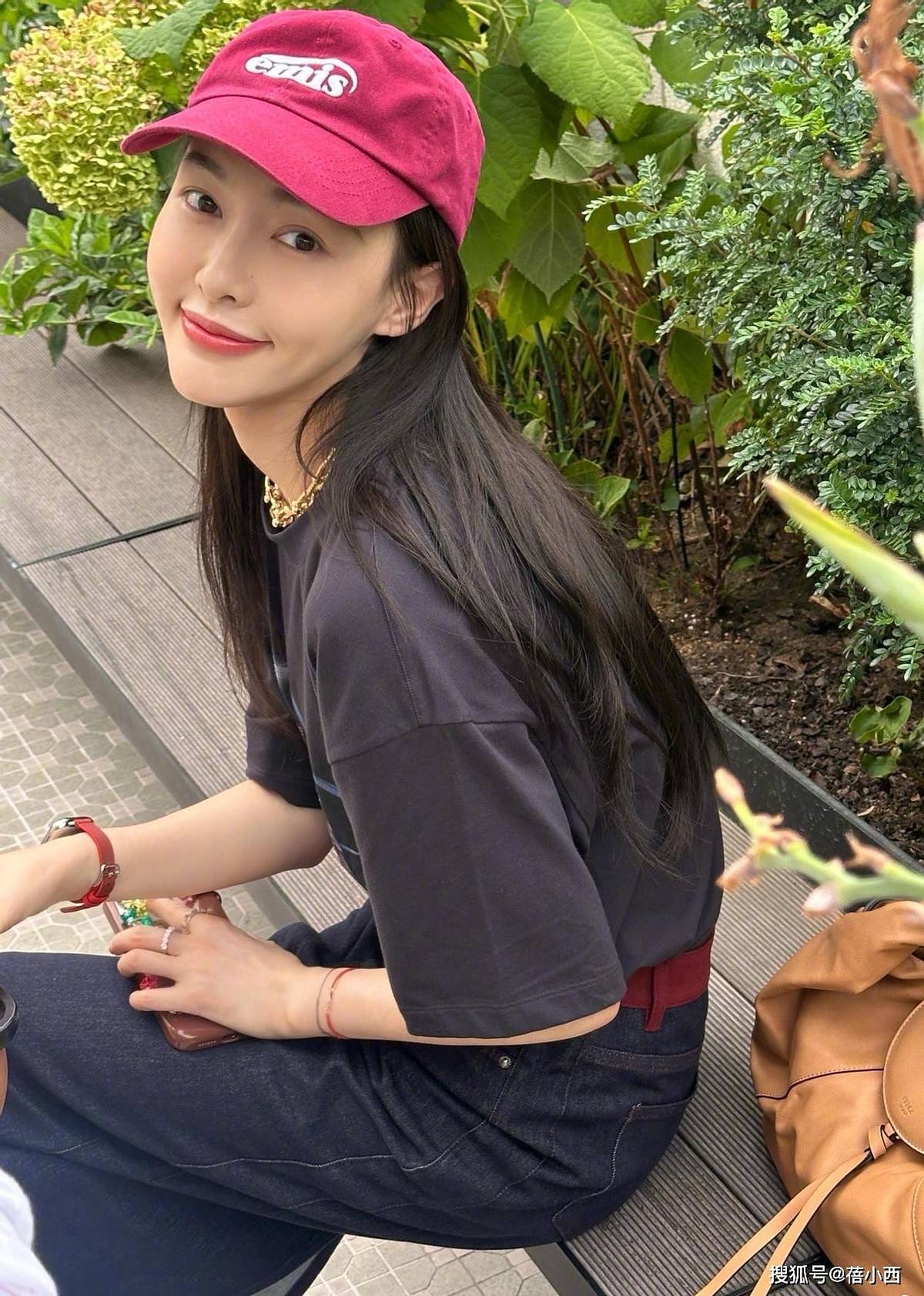 41岁唐嫣太显年轻了！穿T恤+牛仔半身裙+棒球帽，嫩的像女大学生 - 1