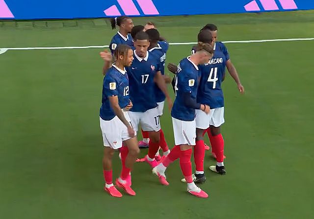法国3-0晋级1巨星又神了！2脚推射破门+4场进6球，创前无古人纪录 - 1