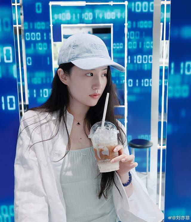 39岁刘亦菲素颜喝咖啡似女大学生：不开滤镜，她就是越素越能打 - 2