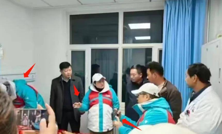 韩红越扒越有！开跑车挪用军牌、带明星去灾区，多次被质疑作秀 - 22