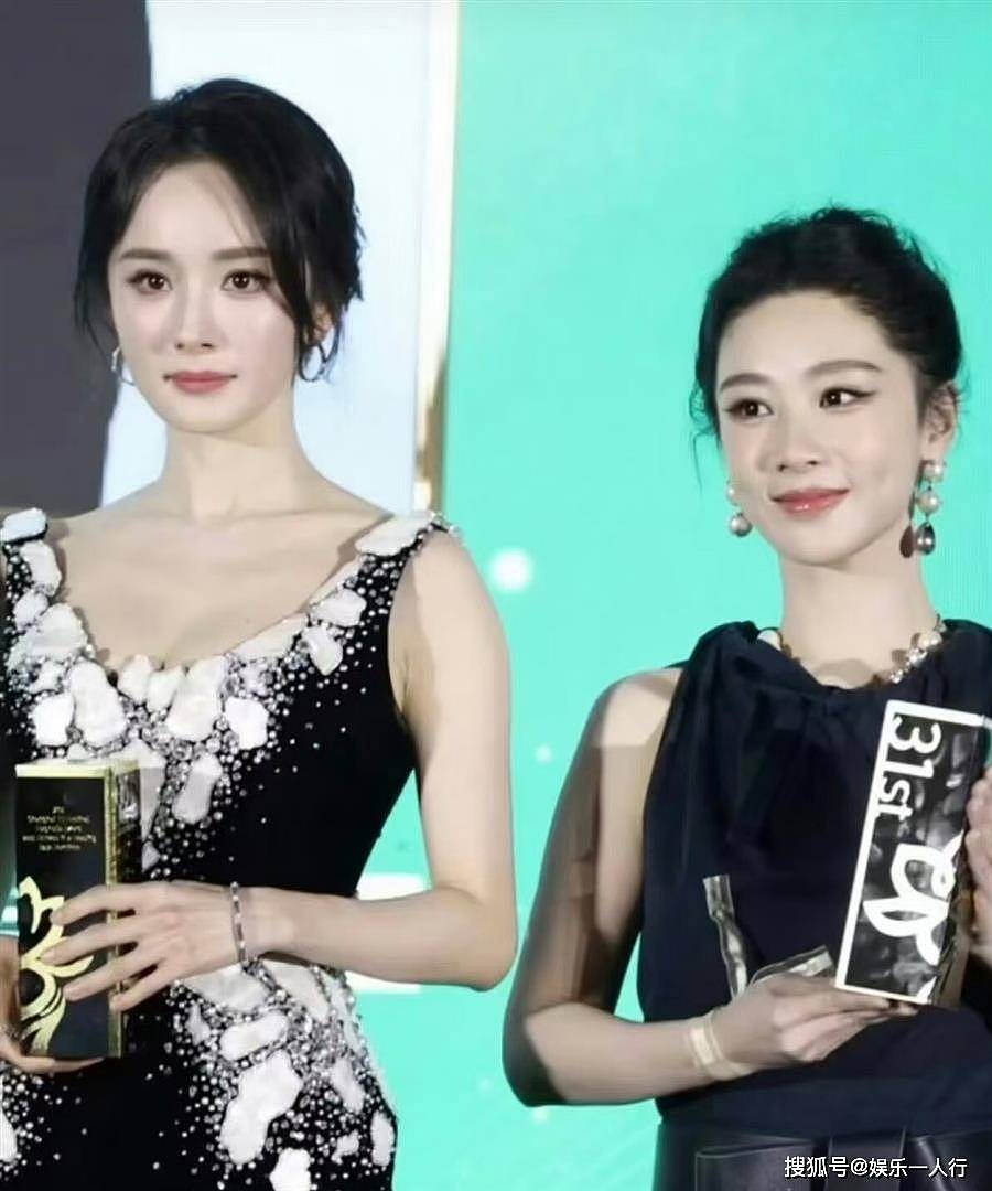 白玉兰晚宴无排位合影刷屏：杨紫主动让C，杨幂先扶孙俪再揽腰理裙摆，吴越站C的松弛感赢麻了 - 10