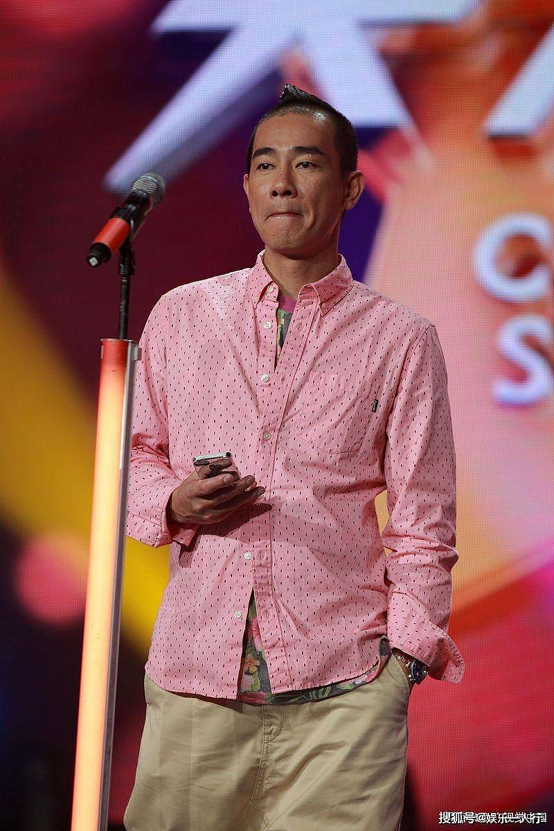 陈小春应采儿俩儿子近照公开:13岁长子与父亲共用一张脸,次子清秀长发及肩 - 2