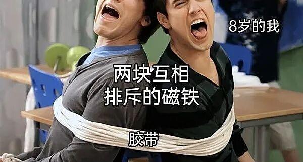 女生街边练习一字马又玩出新高度，这都变成P字马了不会受伤吗? - 6