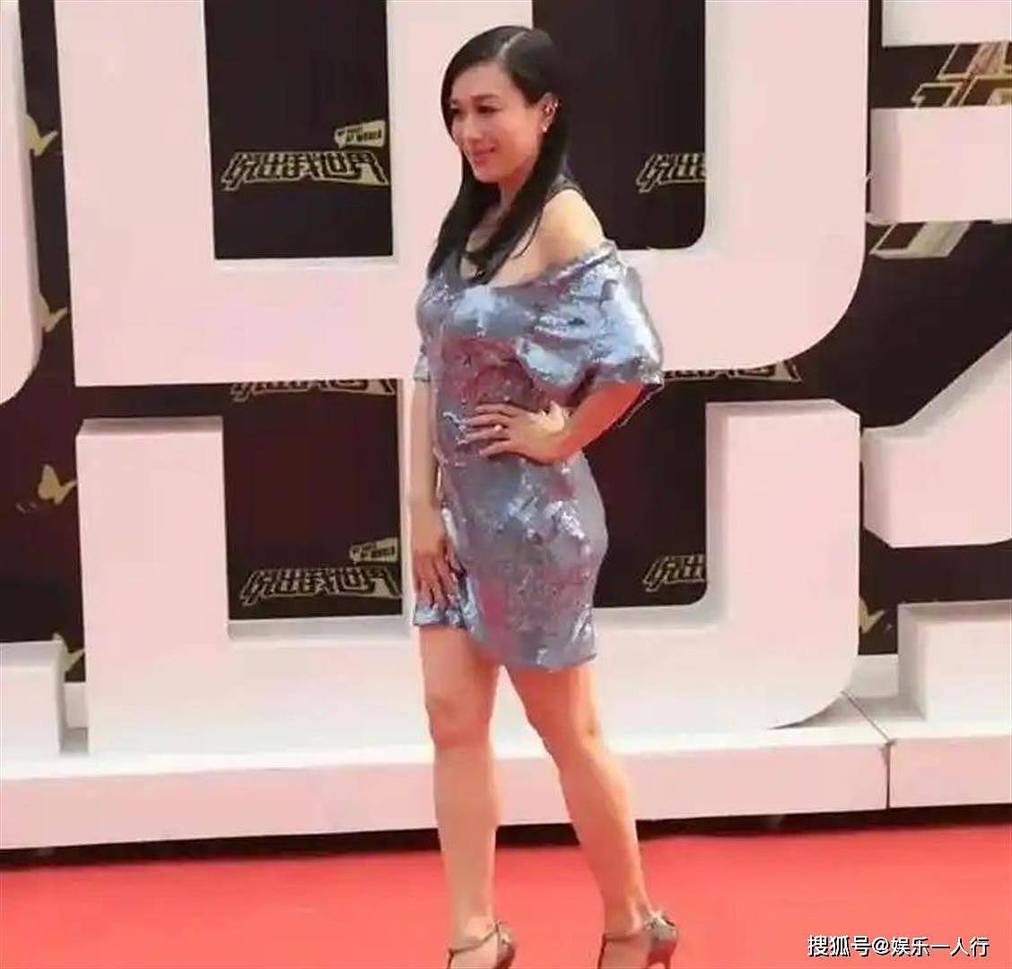 经典港风美腿！钟丽缇裙装造型，双腿丰盈白皙太迷人，把内娱网红“筷子腿”秒得渣都不剩 - 1