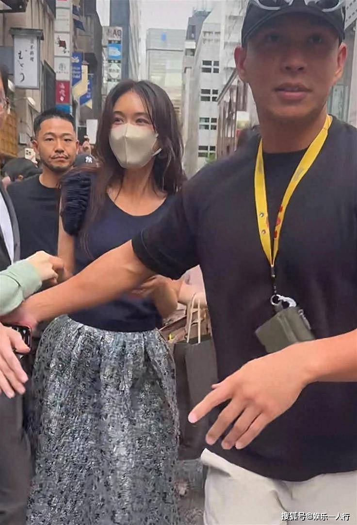 小S送蔡康永花篮玩梗“别得意”，林志玲戴回口罩：她在日本混得没那么好？ - 1