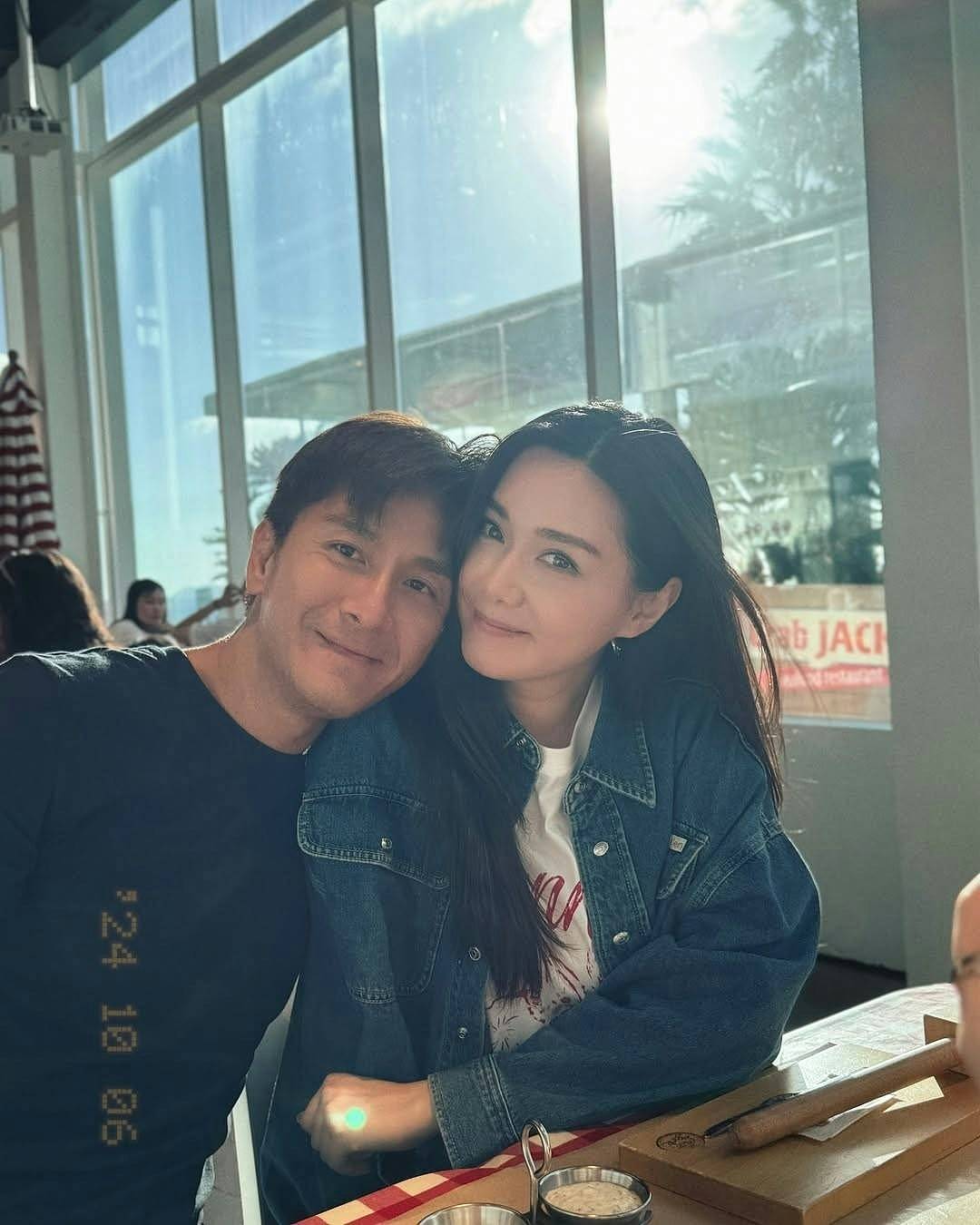 TVB小生现身马国被女粉丝包围，保安筑人墙护送，婚后魅力不减 - 7