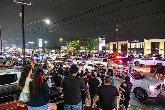 悲剧！17岁马刺球迷庆祝时从车上坠落 已被判定脑死亡 - 1