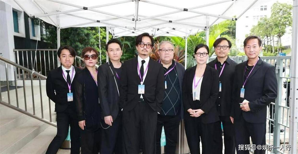 一场丧礼震动全香港！百位名流出席，霍启刚破例出席，周润发刘德华垂首，扶灵唯一人竟是他 - 9