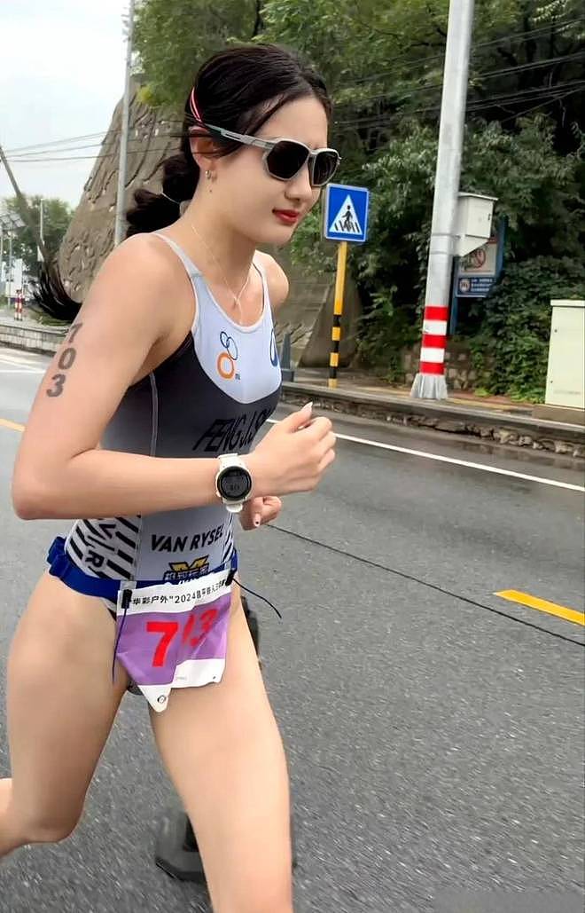 冯竟爽因穿高开衩三角连体服被网暴五年，铁三女神霸气回应！ - 6