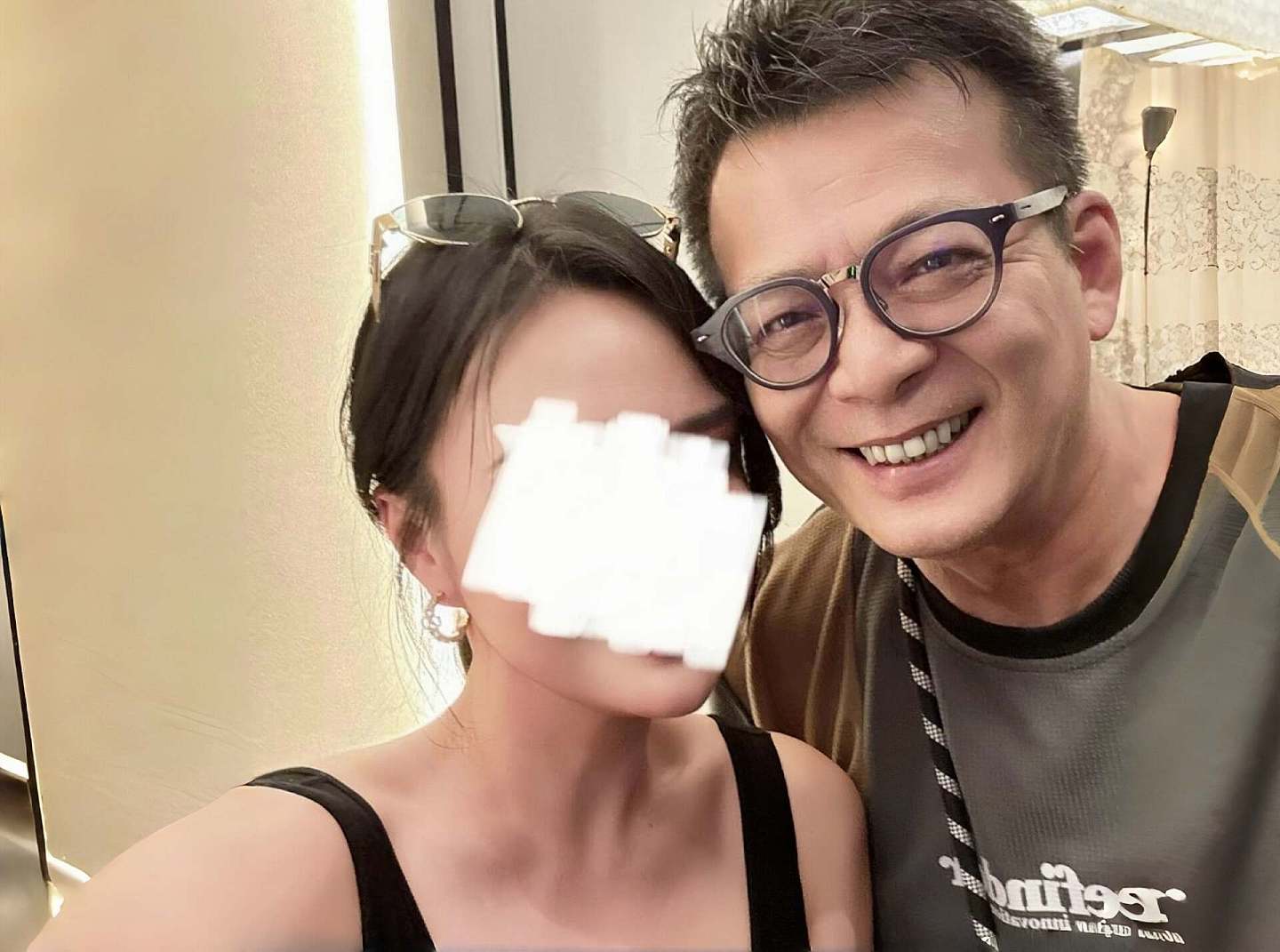 香港知名演员在街上抽烟被拍,宣布退出娱乐圈,丧妻六年至今单身 - 3