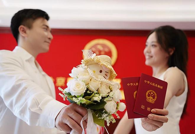 恭喜！31岁中国奥运冠军领证结婚：妻子温婉美丽，郎才女貌很般配 - 1