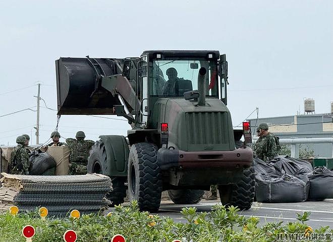 海外谈中国：M1A2T首次公开参与战备演习 伪装网的作用不容小觑 - 3
