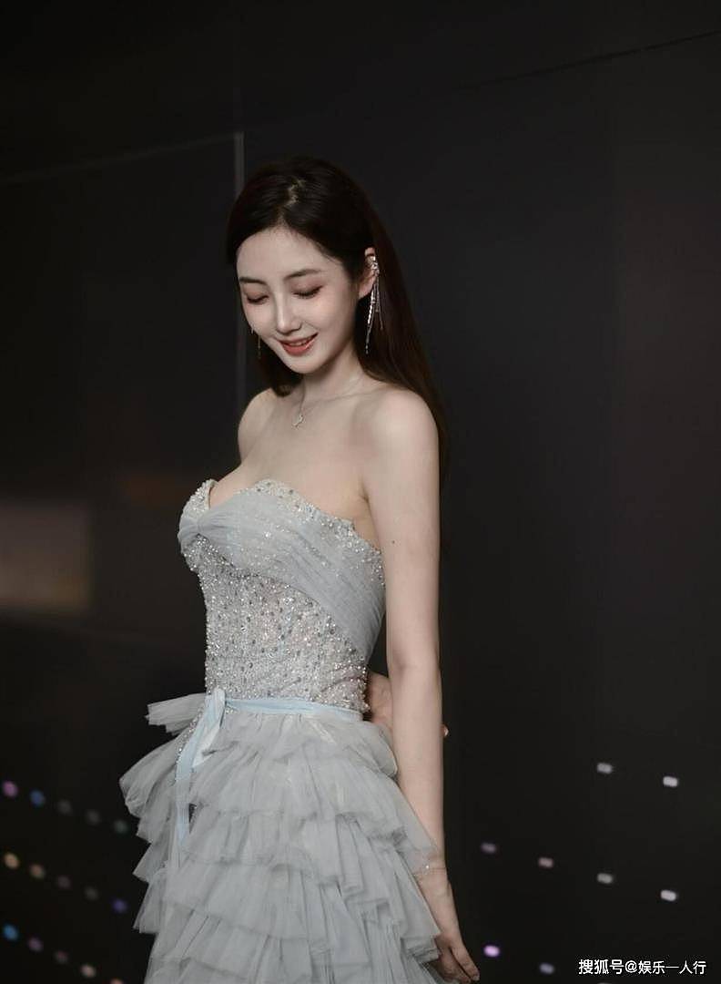 不用凹造型就赢了:魏菁的骨相和176cm的衣架子底盘,才是时尚圈抢着拍的真相 - 20