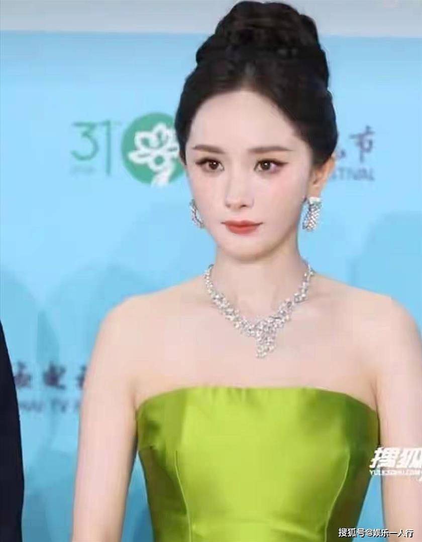 杨幂白玉兰2秒“黑脸”被骂输不起？先看白宇折给她的那朵白玉兰再说 - 13