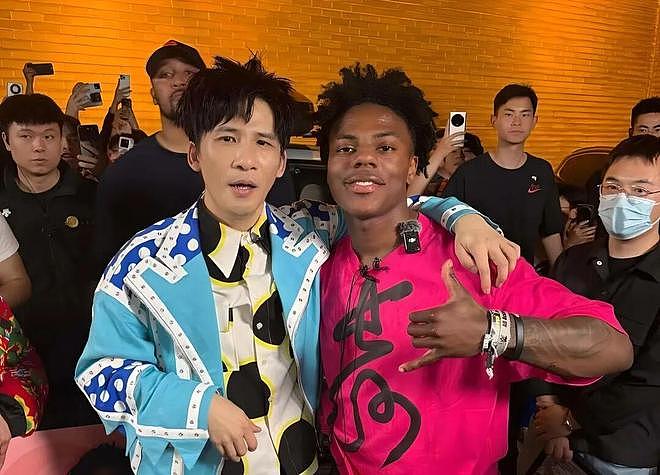 靠黑人笑话起家的甲亢哥，用两年时间成了代表世界大同的文化大使 - 55