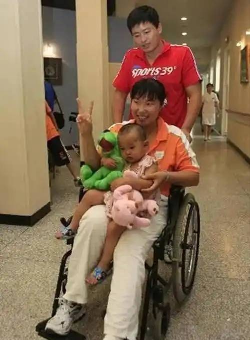长跑冠军艾冬梅：被克扣20万，脚畸形带娃卖菜，生活窘困贱卖奖牌 - 3
