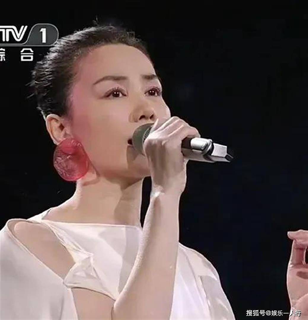 陪谢霆锋跑西安演唱会，王菲这身“无人问津”的宽T，终于暴露了她的穿衣底线 - 17