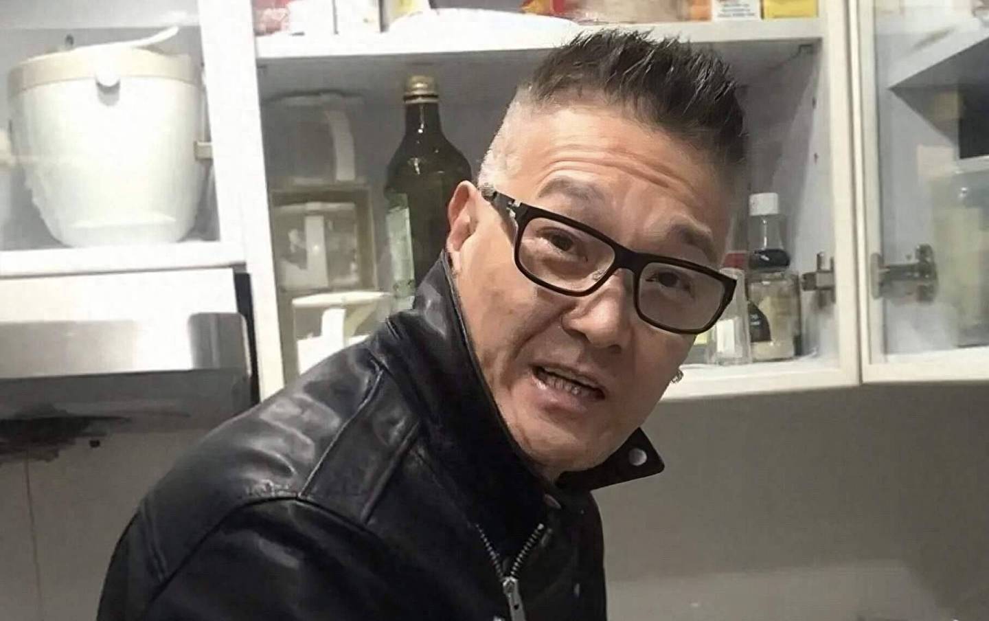 香港知名演员花光积蓄，送俩儿子出国留学，前妻因抑郁烧炭自杀 - 1
