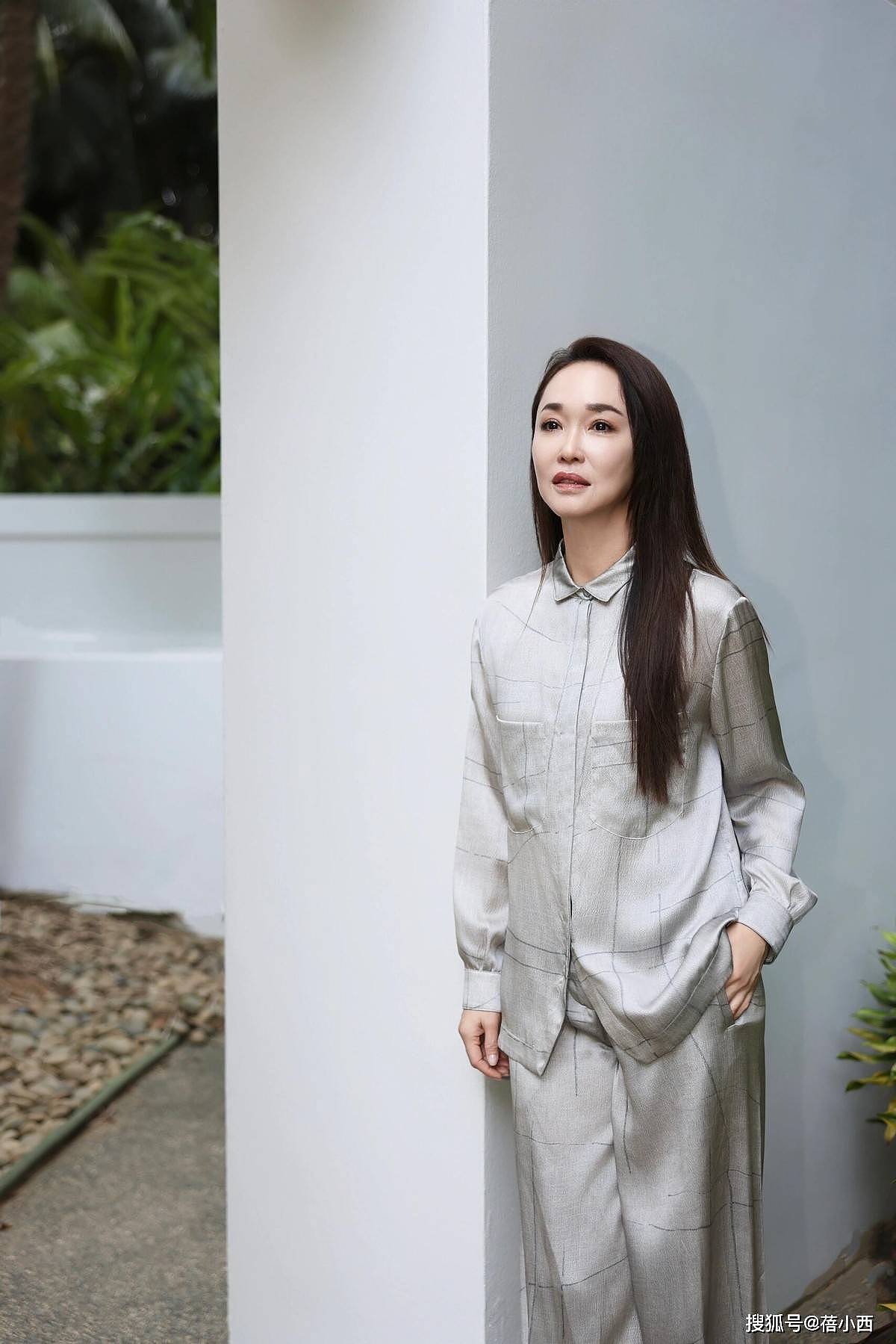 新加坡第一美女范文芳气质惊艳,穿西装马甲+五分裤,洋气又高级 - 8