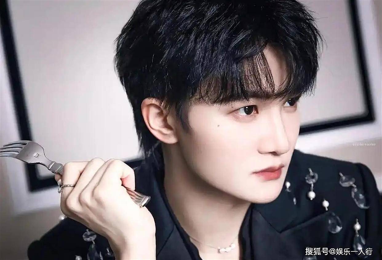 周深2026再陷“不男不女”争议？武汉场3.8万人合唱，李晨当年那句话终于应验了 - 20