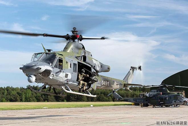 捷克UH-1Y“毒液”直升机训练 三色迷彩有灵性 舱门机枪手很重要 - 1
