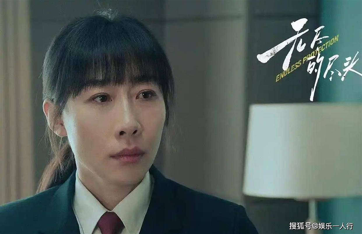 白玉兰晚宴无排位合影刷屏：杨紫主动让C，杨幂先扶孙俪再揽腰理裙摆，吴越站C的松弛感赢麻了 - 7