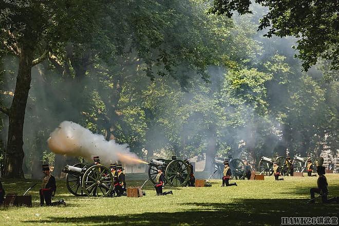 图说：英国皇家骑兵炮兵团鸣放礼炮41响 庆祝王后卡米拉78岁生日 - 11