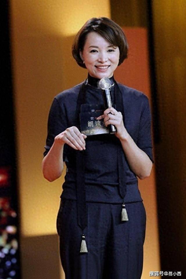 “董卿”去爬长城也穿得这么时髦！黑色T恤+九分裤，小白鞋真减龄 - 6