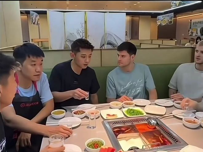 认赌服输!张继科输了请奥恰洛夫吃火锅,端一杯白酒敬奥恰万里驰援 - 1
