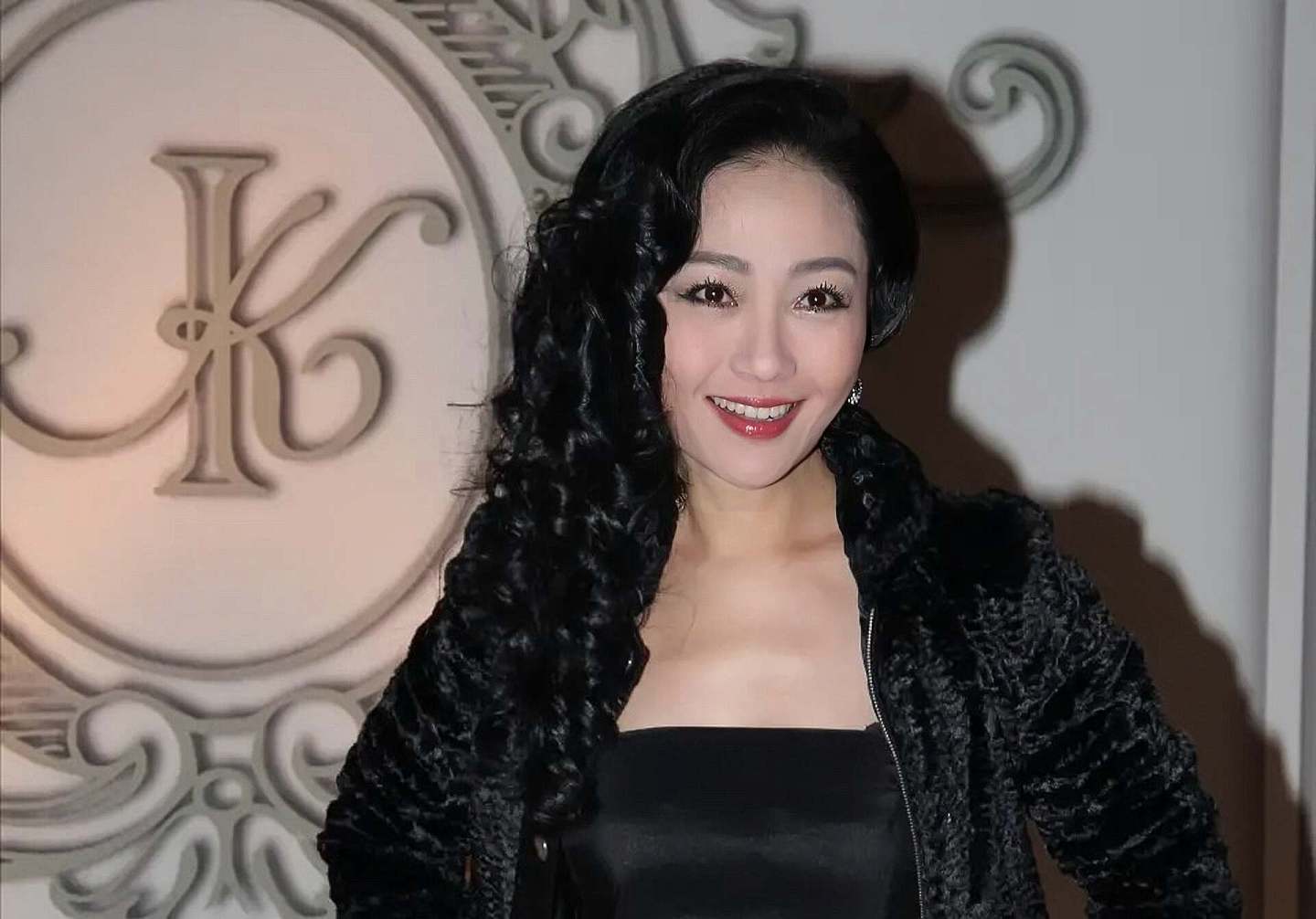 突发！香港知名演员爆料遇婚恋诈骗，61岁还没结婚，享受单身状态 - 7