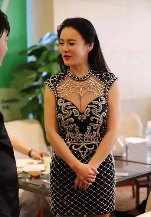 中国卡戴珊？冉莹颖因过于暴露惹争议，只怪身材太火辣！ - 2
