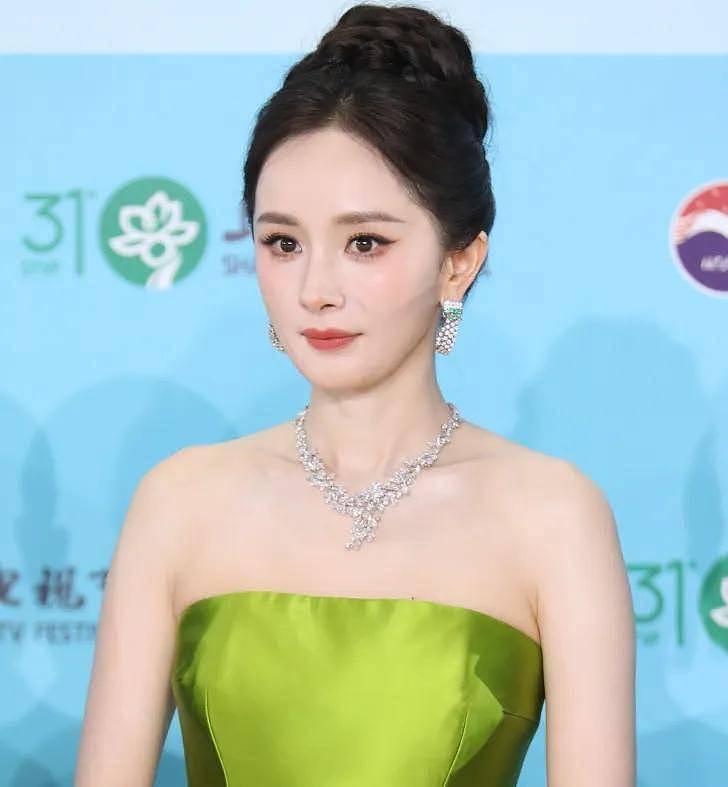 白玉兰奖红毯生图来了！杨幂脸上凸起一条线，杨紫用力过猛妆太浓 - 3