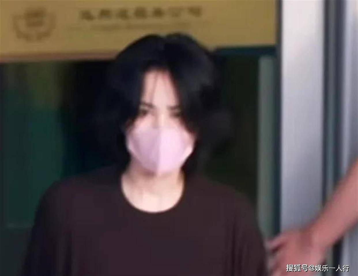 陪谢霆锋跑西安演唱会，王菲这身“无人问津”的宽T，终于暴露了她的穿衣底线 - 13