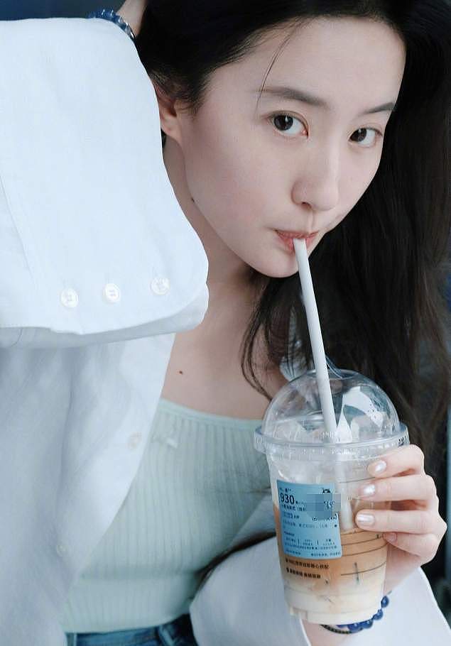 39岁刘亦菲素颜喝咖啡似女大学生：不开滤镜，她就是越素越能打 - 3