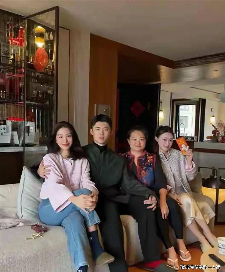 杨采钰少见秀恩爱,晒与富三代丈夫约会自拍,夫妻俩颜值相当养眼 - 4