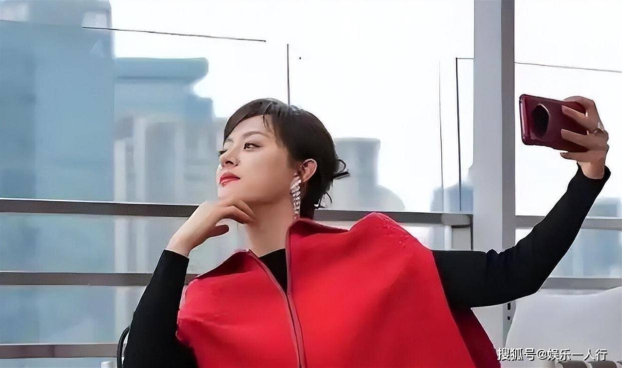 白玉兰晚宴无排位合影刷屏：杨紫主动让C，杨幂先扶孙俪再揽腰理裙摆，吴越站C的松弛感赢麻了 - 1