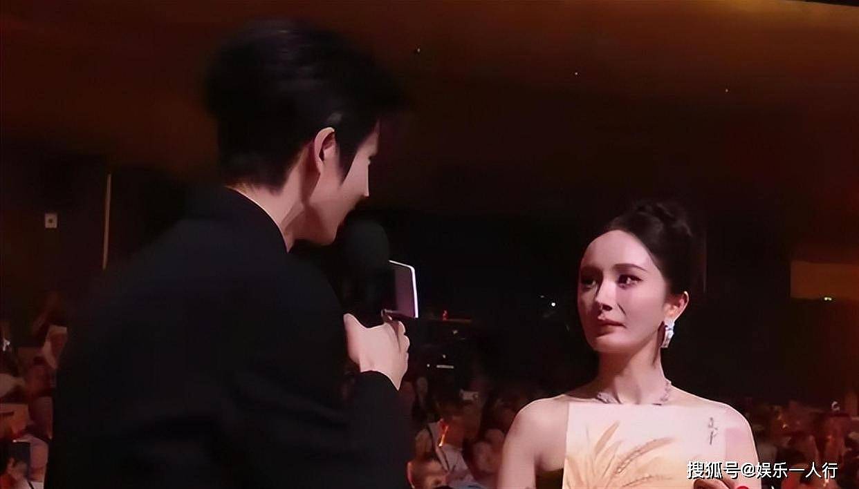 杨幂白玉兰2秒“黑脸”被骂输不起？先看白宇折给她的那朵白玉兰再说 - 10