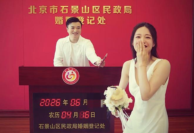 恭喜！31岁中国奥运冠军领证结婚：妻子温婉美丽，郎才女貌很般配 - 2